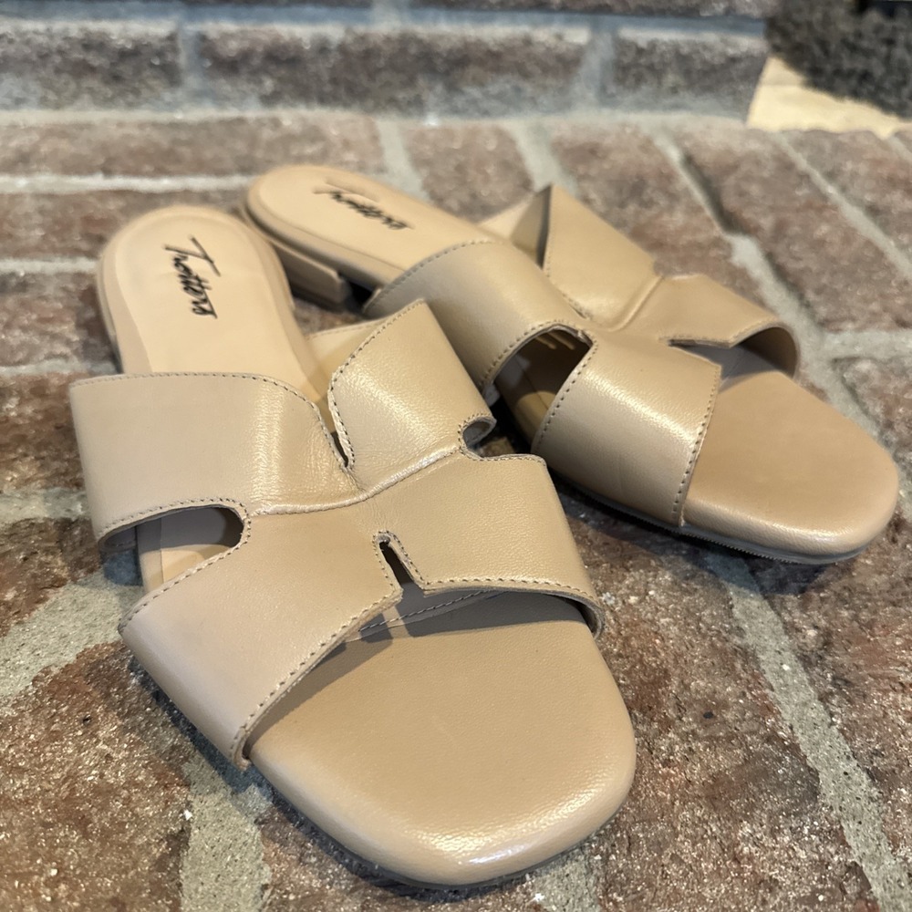 Trotters Womens Slip-On Mule Sandals Beige Tan Size 7W #576